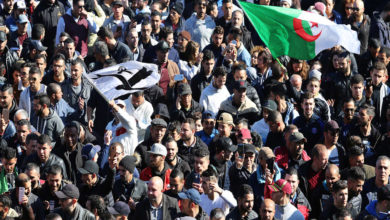 Photo of الجزائر: مظاهرات حاشدة مطالبة برحيل رموز النظام السابق
