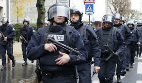 Photo of فرنسا: مقتل 4 أشخاص في هجوم بسكين بمقر الشرطة الرئيسي في باريس