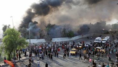 Photo of العراق :احتجاجات دامية  والرئيس يعلّق” لا يوجد “حل سحري”