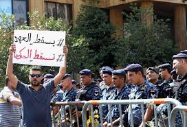 Photo of لبنان: المتظاهرون يواصلون الاحتجاج ويغلقون الطرق