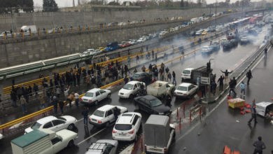 Photo of إيران: تواصل الاحتجاجات والحكومة تقلّل من تداعياتها