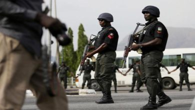 Photo of مقتل ضابط و 6 موظفين وسط نيجيريا
