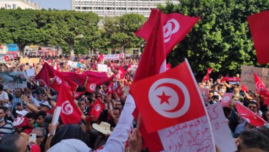 Photo of التونسيون يحتجون ويساندون الرئيس: “لا للعودة إلى الوراء”