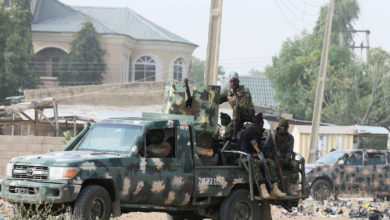 Photo of مقتل 5 أشخاص وإصابة أكثر من 10 آخرين في انفجارات قرب قاعدة جوية بنيجيريا