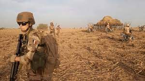 Photo of إصابة 4 جنود فرنسيين في انفجار عبوة ناسفة في شمال بوركينا فاسو