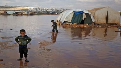 Photo of مياه السيول تجرف مخيمات النازحين في مأرب وكذلك الألغام