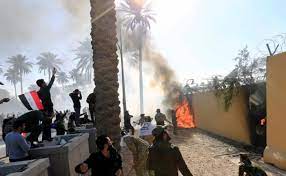 Photo of متظاهرون غاضبون يقتحمون القنصلية التركية في بغداد