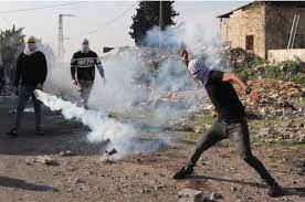 Photo of اصابة عشرات الفلسطينيين بالرصاص الحي والمطاطي والاختناق بالغاز