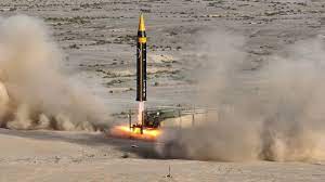 Photo of إيران تزيح الستار عن صاروخ بالستي جديد
