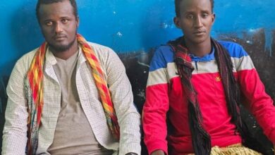 Photo of عنصران من حركة الشباب يستسلمان للجيش الصومالي