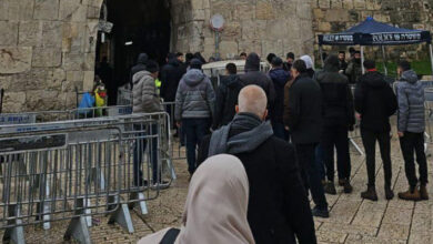 Photo of الاحتلال يمنع الفلسطينيين من الوصول إلى المسجد الأقصى