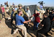 Photo of الاتحاد الاوروبي يستفيق : المستوطنون يمارسون العنف على الفلسطينيين في الضفة الغربية”