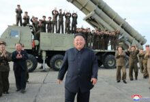 Photo of الزعيم الكوري الشمالي يشهد تدريبات لقاذفات صواريخ كبيرة