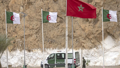 Photo of الجزائر والمغرب يفتحان الحدود مؤقتًا لتسليم مهاجرين غير نظاميين وسط توتر سياسي مستمر